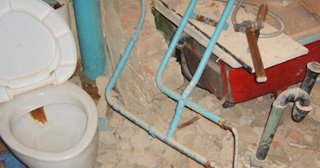 Профессиональный демонтаж перегородки ванной и туалета в Лиски - от 567 рублей
